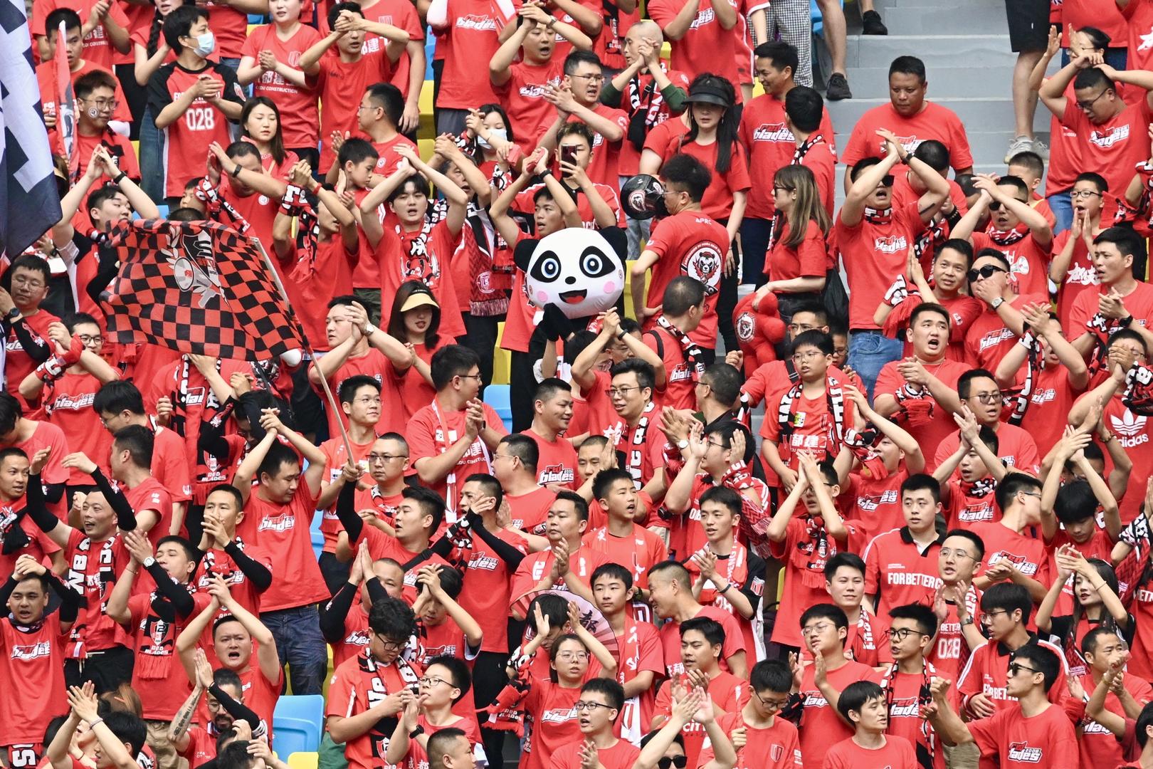 中超第10轮比赛现场,观众席爆满.