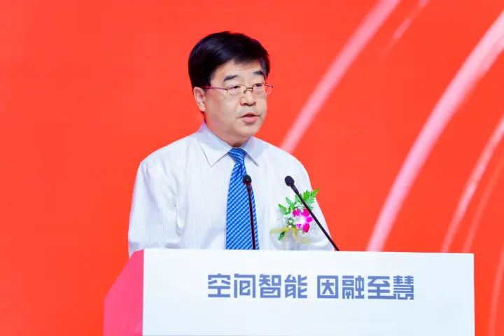 ▲中国地理信息产业协会会长李维森在会上致辞