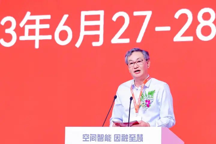 ▲中国土地学会副理事长蒋文彪主持会议