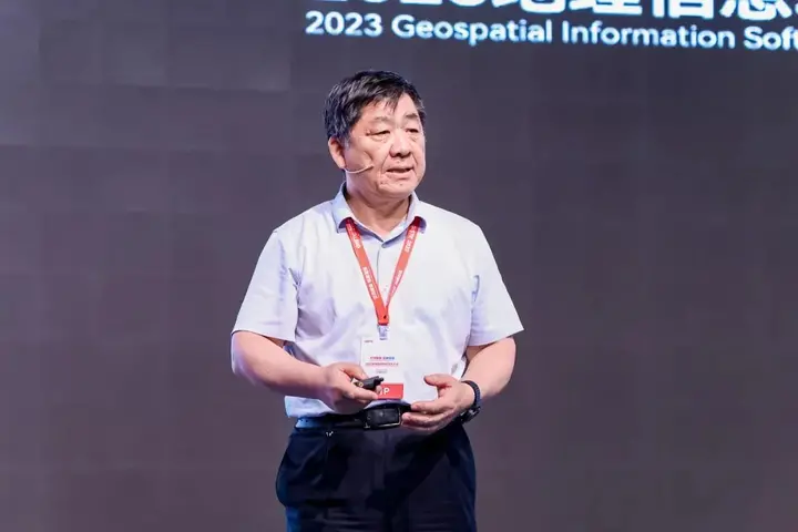 ▲中国工程院院士、自然资源部实景三维中国建设专家组组长陈军作《实景三维中国建设的总体技术研究与进展》报告