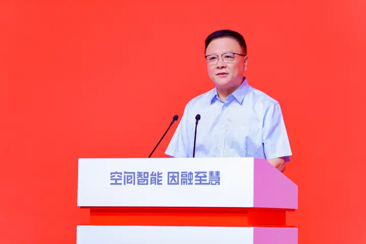 ▲中国测绘学会理事长宋超智在会上致辞