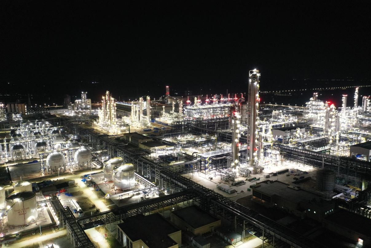 图为中国石化海南炼化公司百万吨乙烯项目夜间航拍图