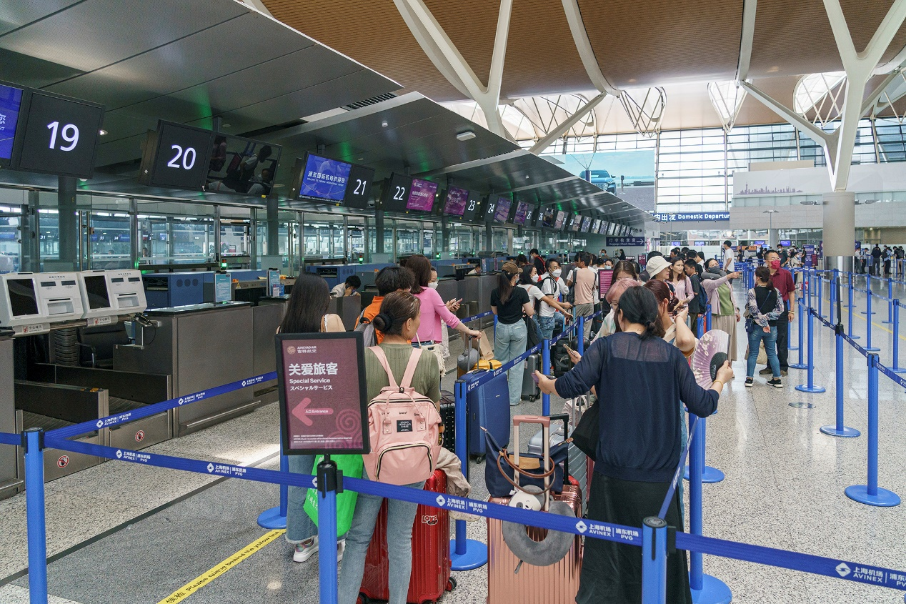 (旅客在上海浦东国际机场吉祥航空柜台办理值机与托运手续.受访者/图)