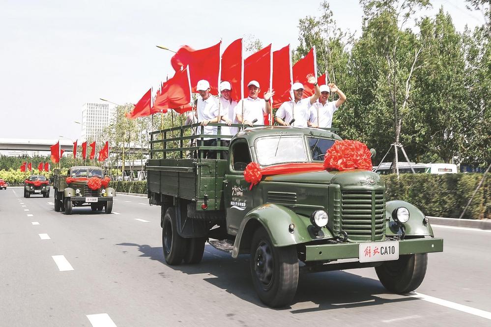 1956年7月13日,第一辆解放牌汽车驶下装配线(资料照片).