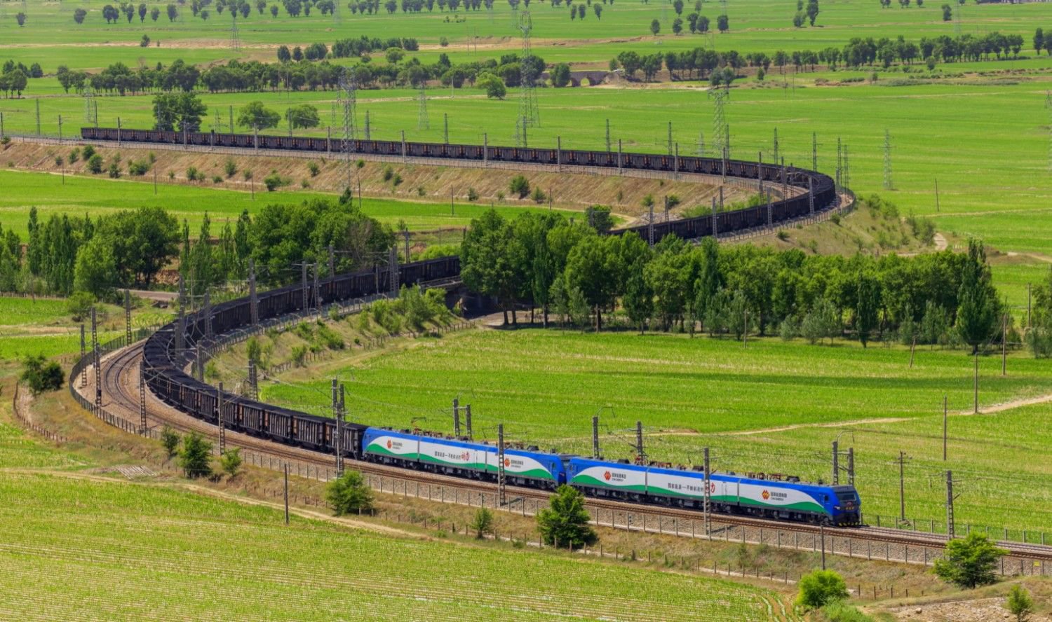 包神铁路集团运煤专列奔驰在铁道线上