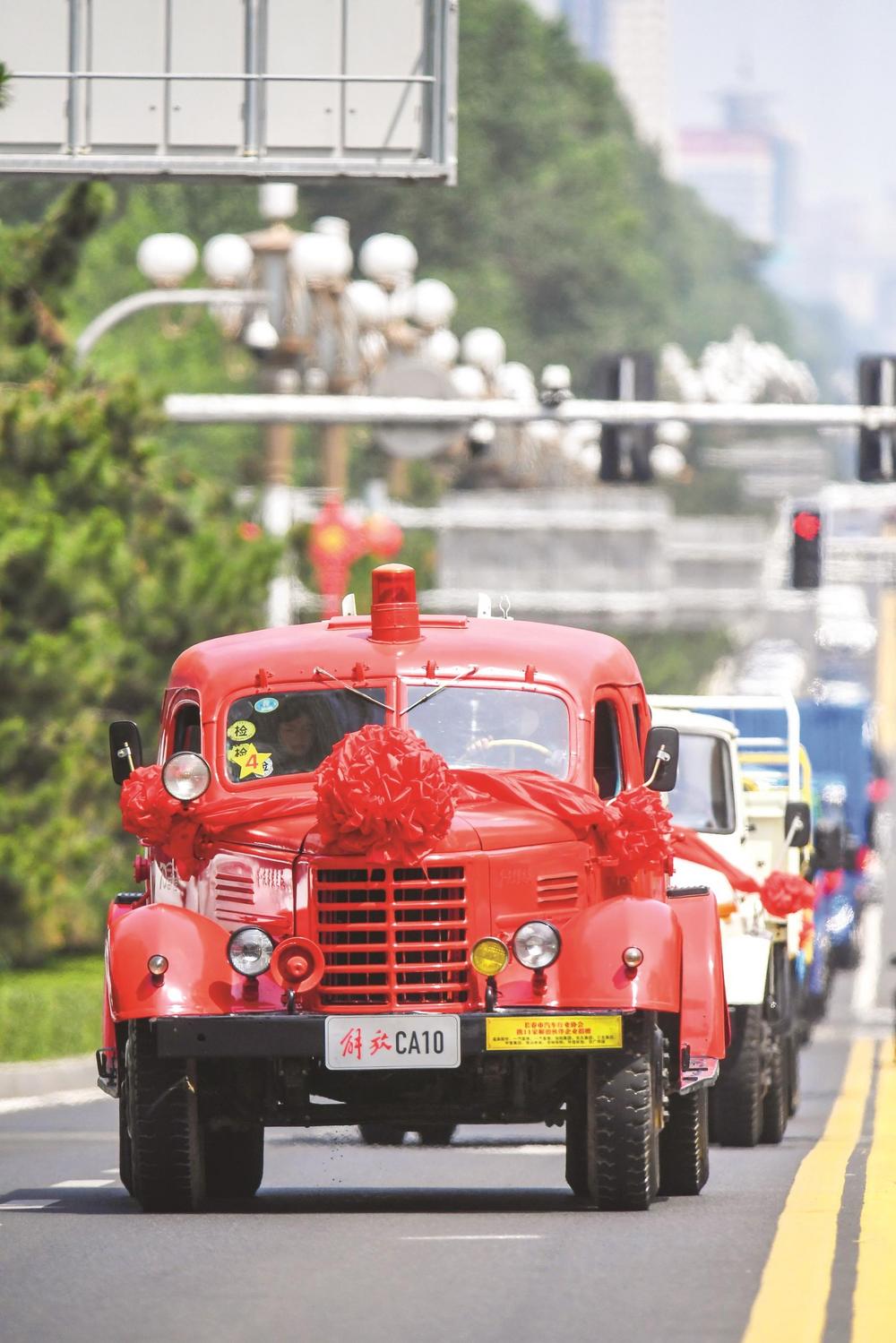 1956年7月13日,第一辆解放牌汽车驶下装配线(资料照片).