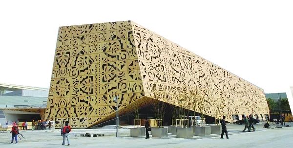 图为由中冶宝钢生产的钢渣透水混凝土和钢渣透水路面砖应用于上海世博会广场建设。