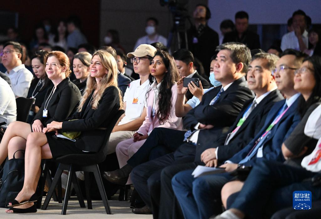 这是6月29日拍摄的第十四届夏季达沃斯论坛闭幕全会现场.