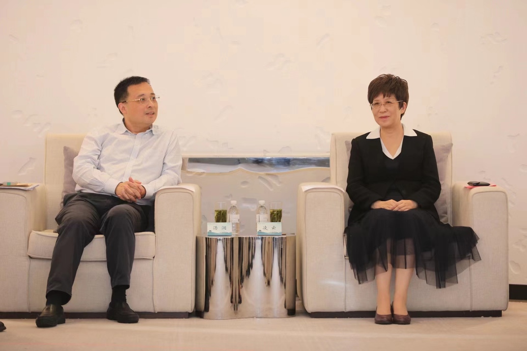 6月27日下午,市委书记凌云在上海中心大厦与出席"四季黄山 相约夏天"