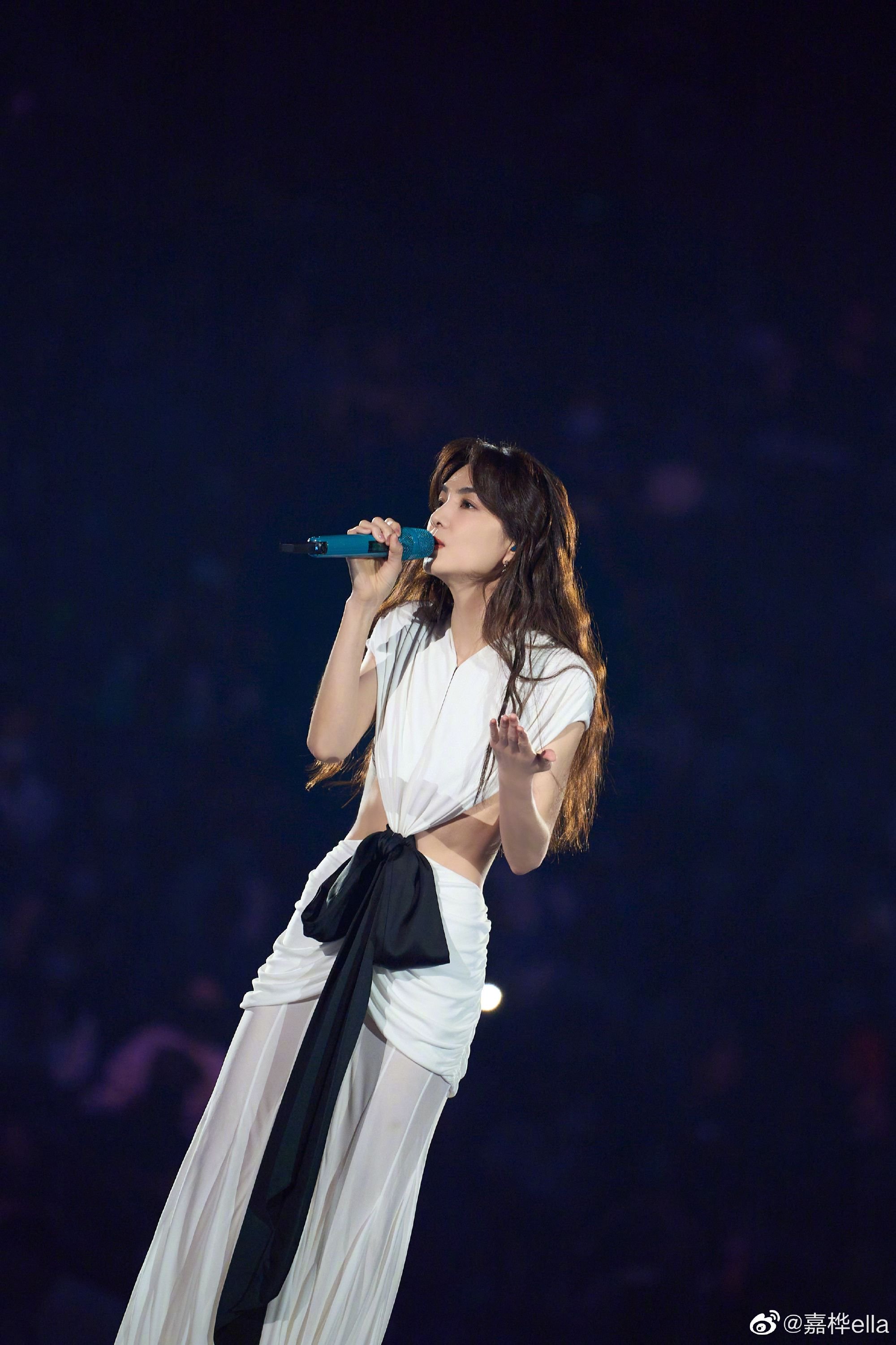 Ella自曝童年被侵犯，出道后在工作上也遇过性骚扰