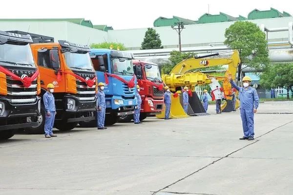 图为中冶宝钢党委书记、董事长王振智发布发车令。