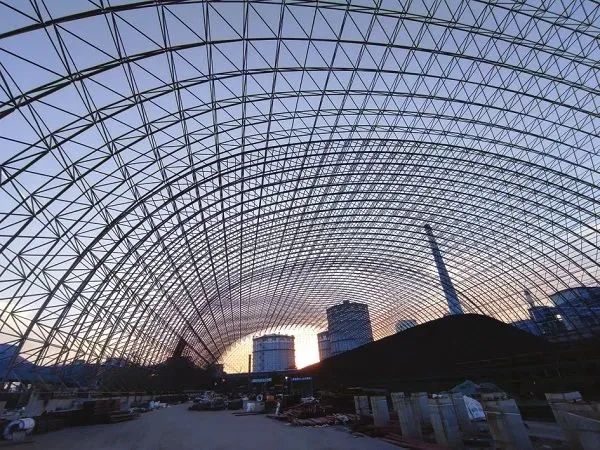 图为由中冶宝钢高效完成的梅钢B型环保料场大棚网架建设项目。