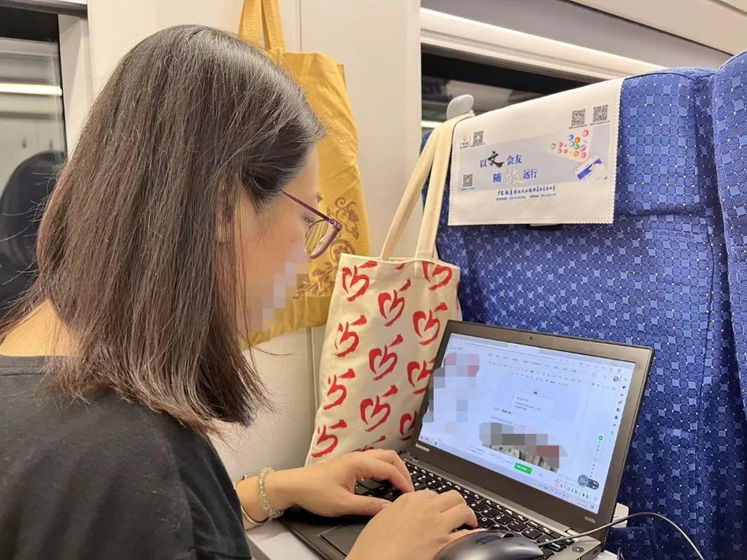 图片上是办公室小伙伴,但在高铁上办公,绝对是自媒体必修课之一.