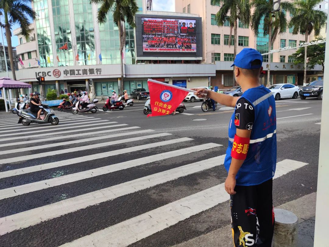 助力"创文巩卫" 万宁在市区15个重点路口开展交通劝导志愿服务|万宁市