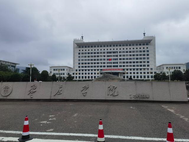 枣庄学院大门.新京报记者 李照摄