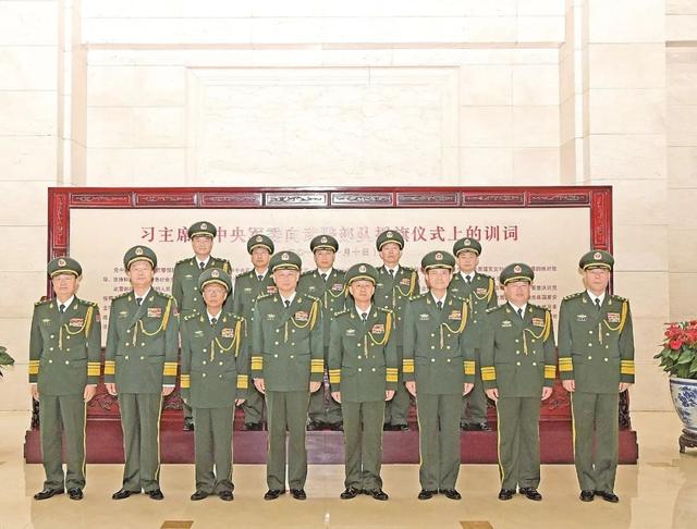 上图为武警部队领导与晋升少将警衔的警官合影.安晓惠摄