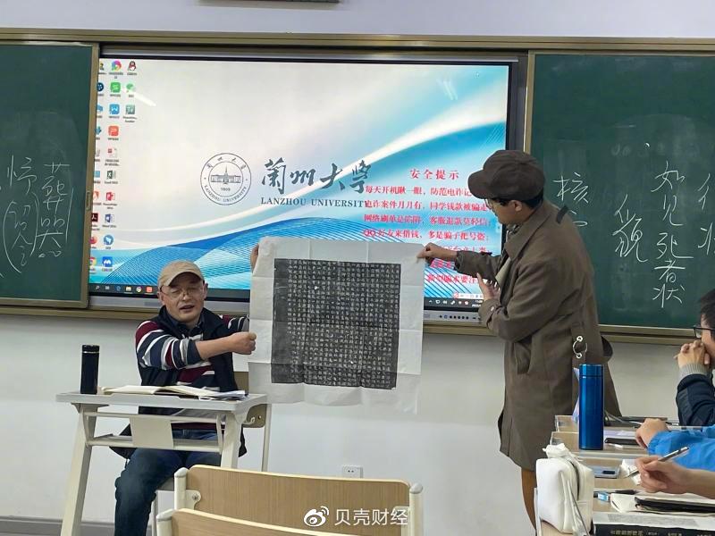 兰州大学魏宏远老师在给古文字班学生上课.受访者供图