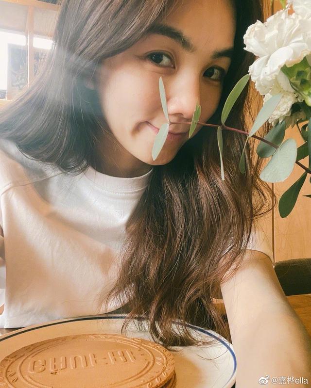 ella自曝童年被侵犯,出道后在工作上也遇过性骚扰|陈嘉桦_新浪财经