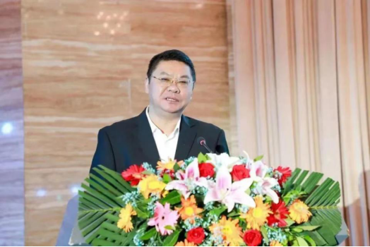 图为邛崃市市长王德彰在活动现场致辞