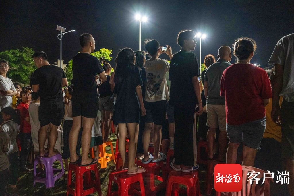 站在凳子上观赛的球迷.记者 刘洋摄