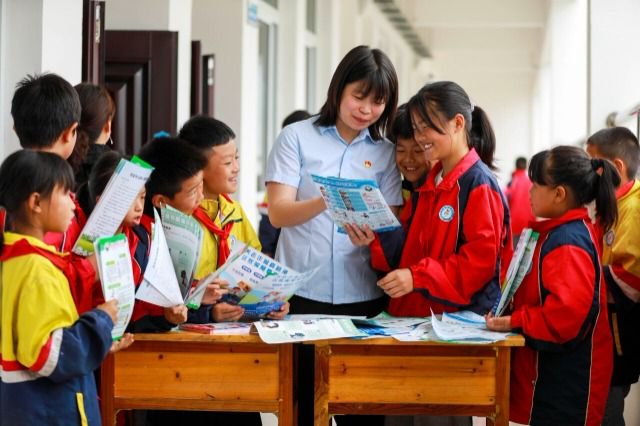 司法人员给学生讲解禁毒等法律法规知识 周训超 摄