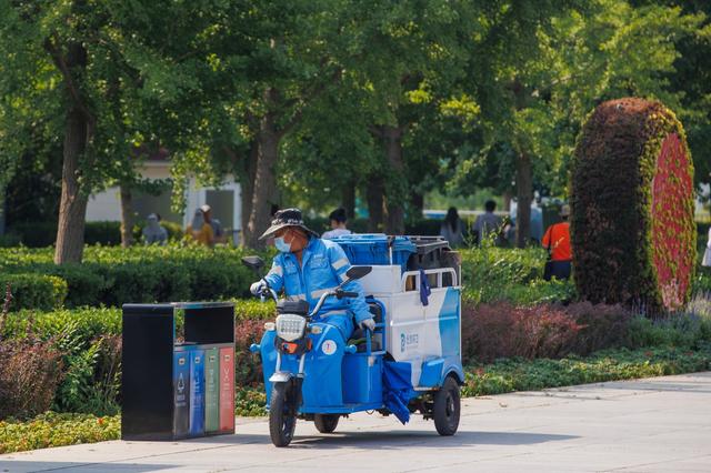 6月23日,北京北中轴线景观大道,保洁人员在烈日下工作.