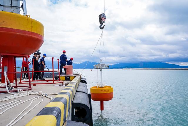 "白龙"浮标赋智升级版——"白龙"智能化浮标在青岛成功布放海试.
