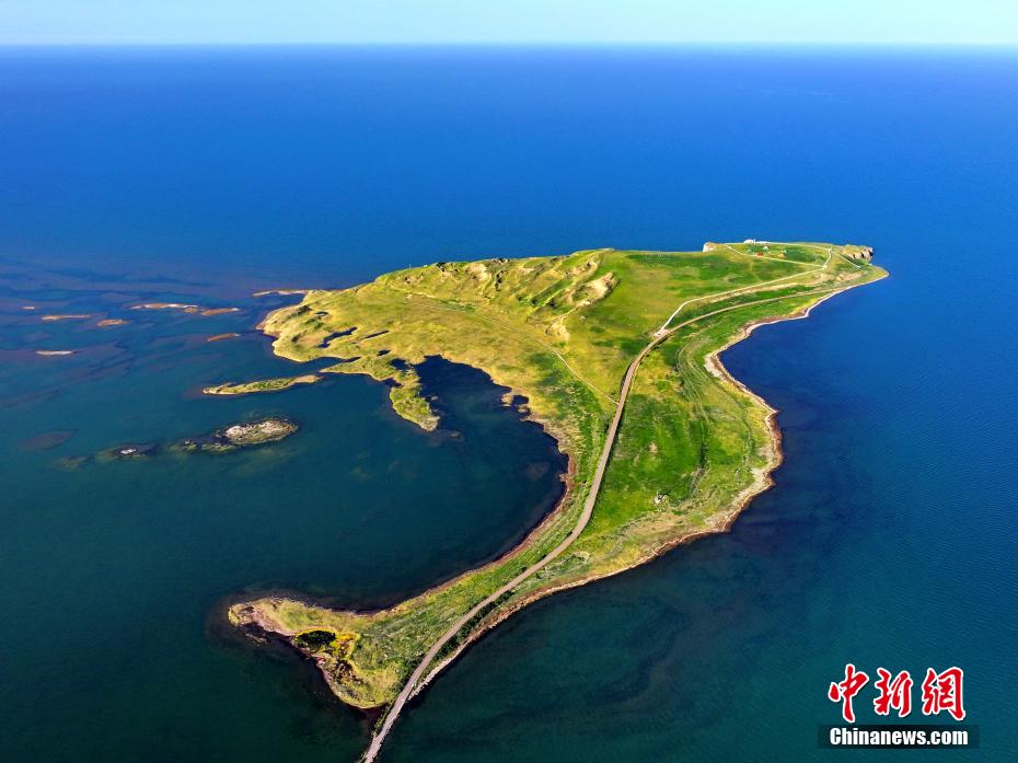 图为航拍青海湖鸟岛.包雷摄