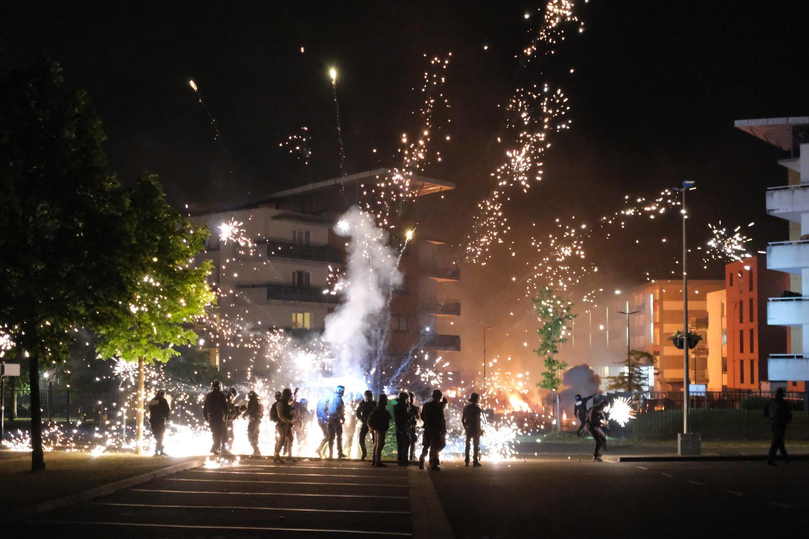 ▲6月28日，法国巴黎郊区楠泰尔，抗议者向警察投掷烟花并纵火点燃车辆。 图据IC photo