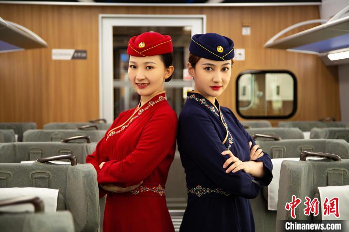 青藏铁路西格段"复兴号"动车组乘务员新制服亮相|李磊_新浪财经_新浪
