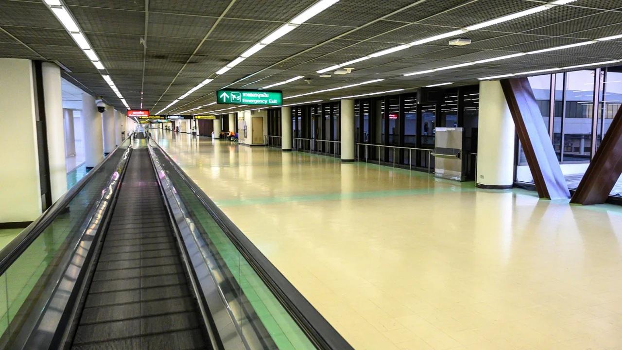 ↑廊曼国际机场自动人行道