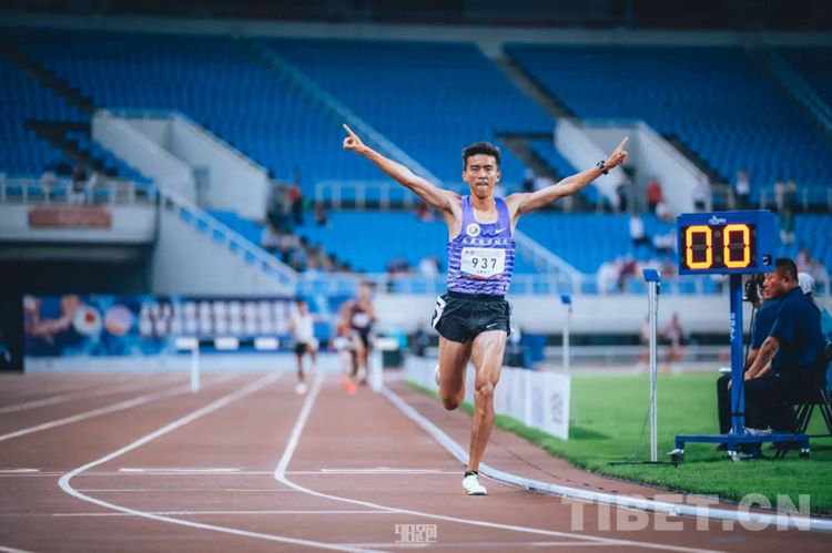 图为西藏运动员扎西次仁在比赛中