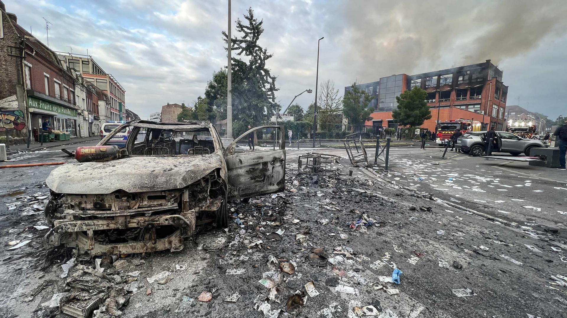 ▲6月30日，法国鲁贝，一辆烧毁的汽车停在被大火烧毁的泰西集团大楼前的街道上。 图据视觉中国