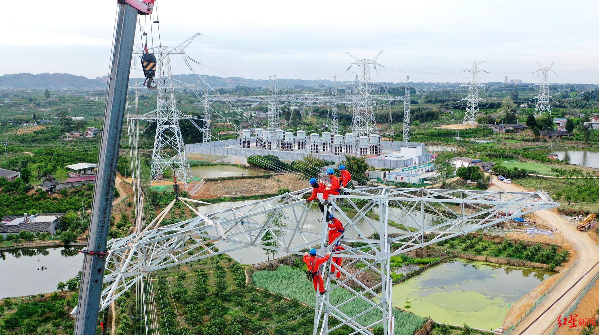 ▲电力工人在尖山-彭祖500千伏线路加装串抗工程现场组塔
