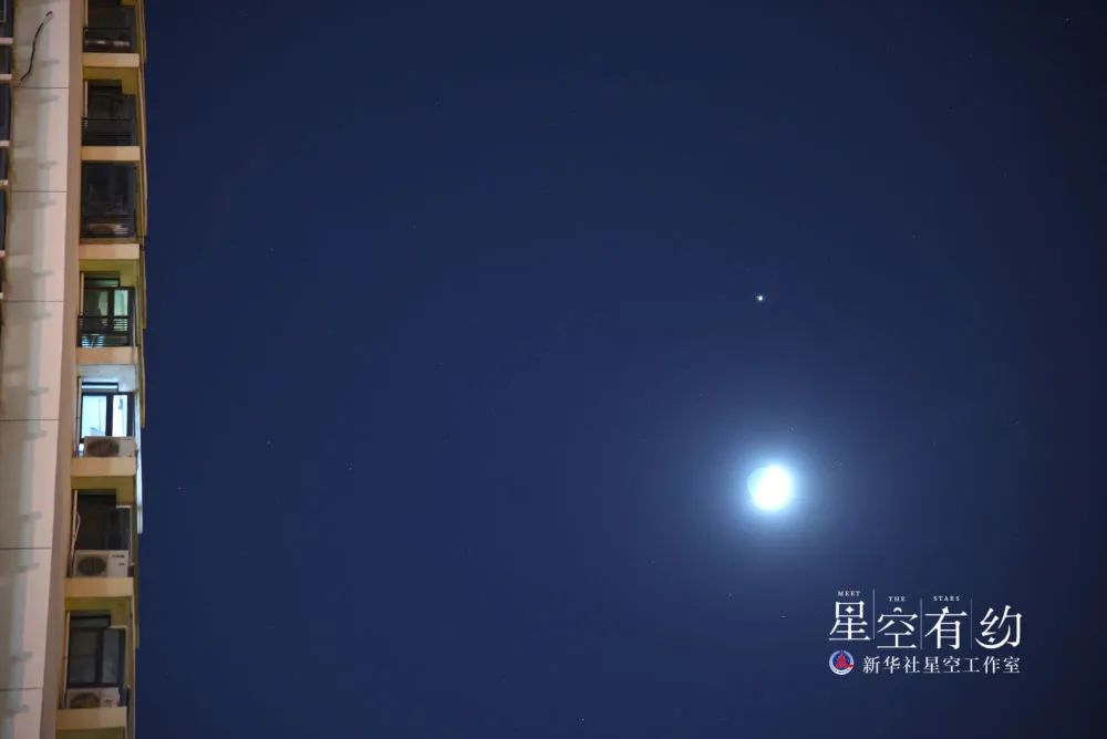天津市天文摄影爱好者杨婧2022年12月26日在天津市南开区拍摄的木星伴