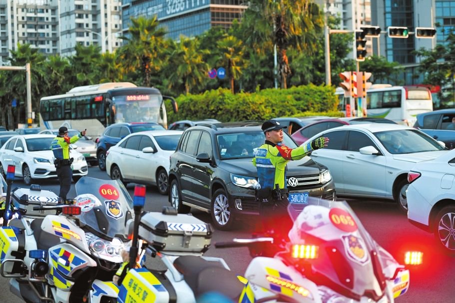 演唱会场馆外围,交警忙着疏导交通.记者 石中华 摄