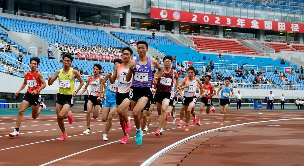 6月29日,西藏拉萨城投队选手扎西次仁(前,937号)在男子10000米决赛中