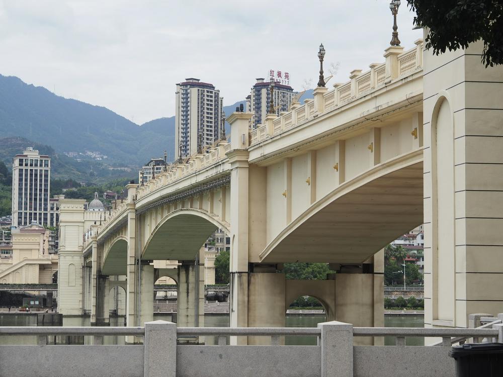 一批又一批青田华侨,从旅居多年的海外,带回极富异域风情的生活方式.