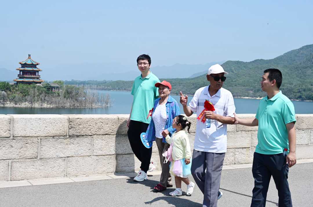 为纪念十三陵水库建库65周年和庆祝建党102周年,以"饮水思源·继往