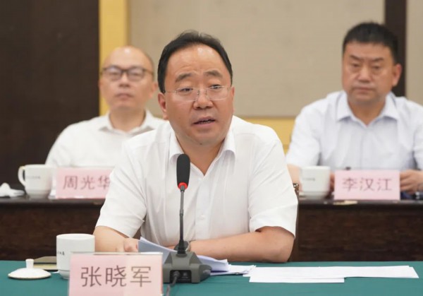 张晓军在讲话中表示,近年来,上海市与果洛州,嘉定区与久治县的互动