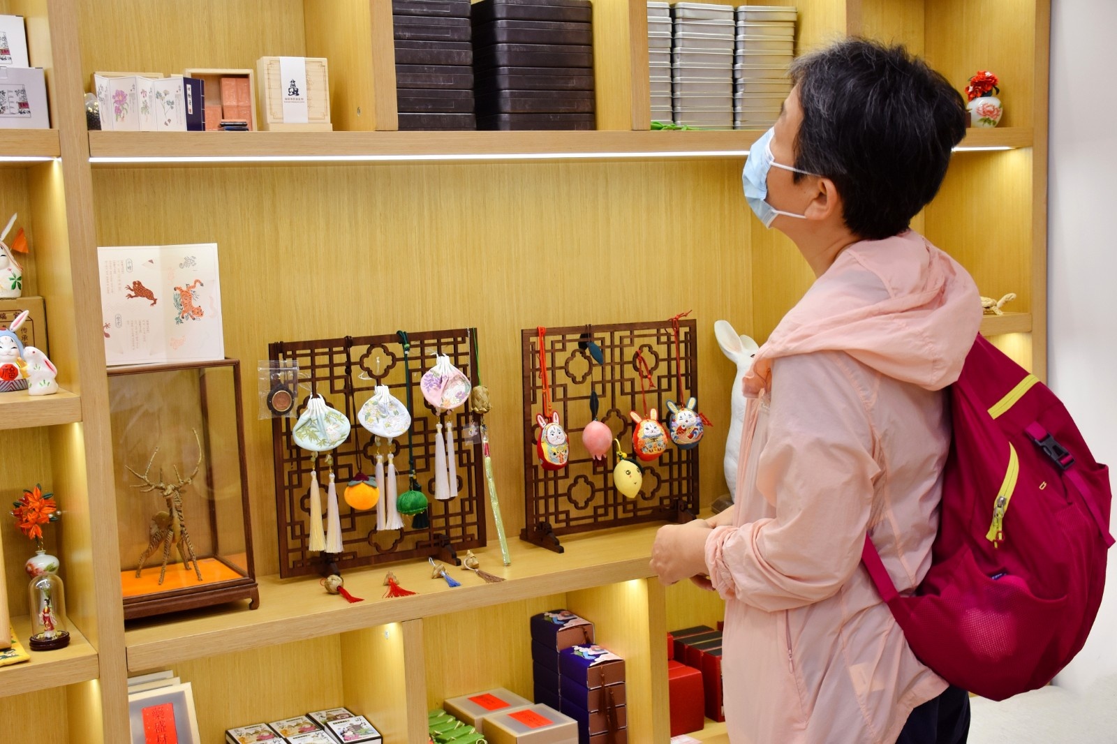 顾客正在选购文创产品.