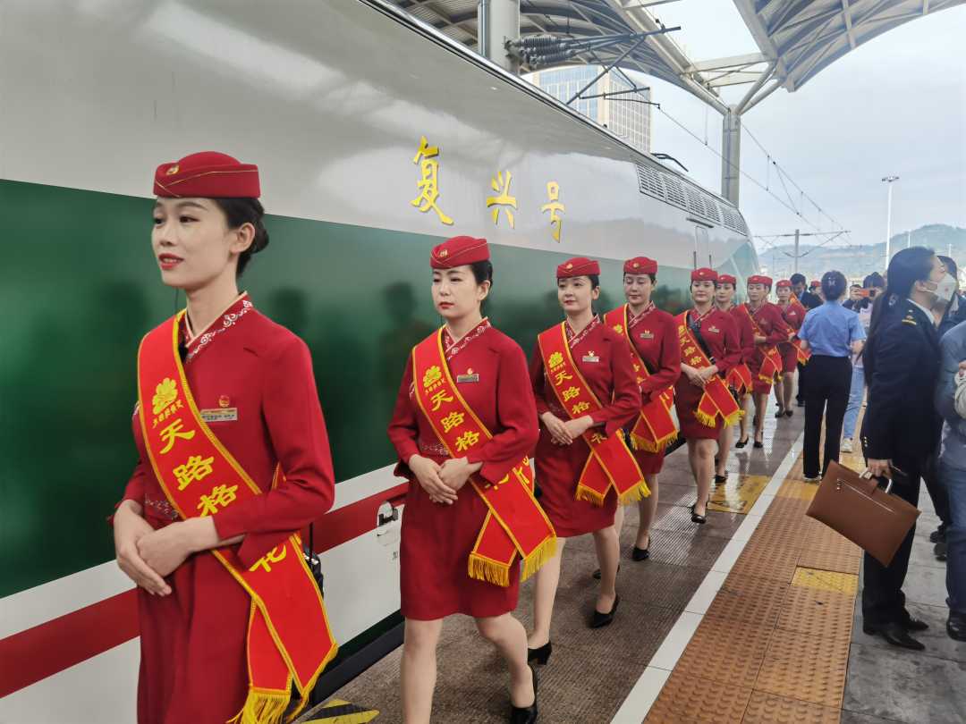 复兴号动车组乘务员开始迎接第一批乘客登车. 经济日报记者 石晶摄