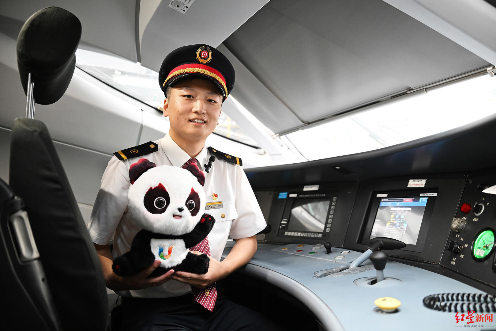 执乘蓉港高铁首发任务的成都机务段动车组司机冯帅