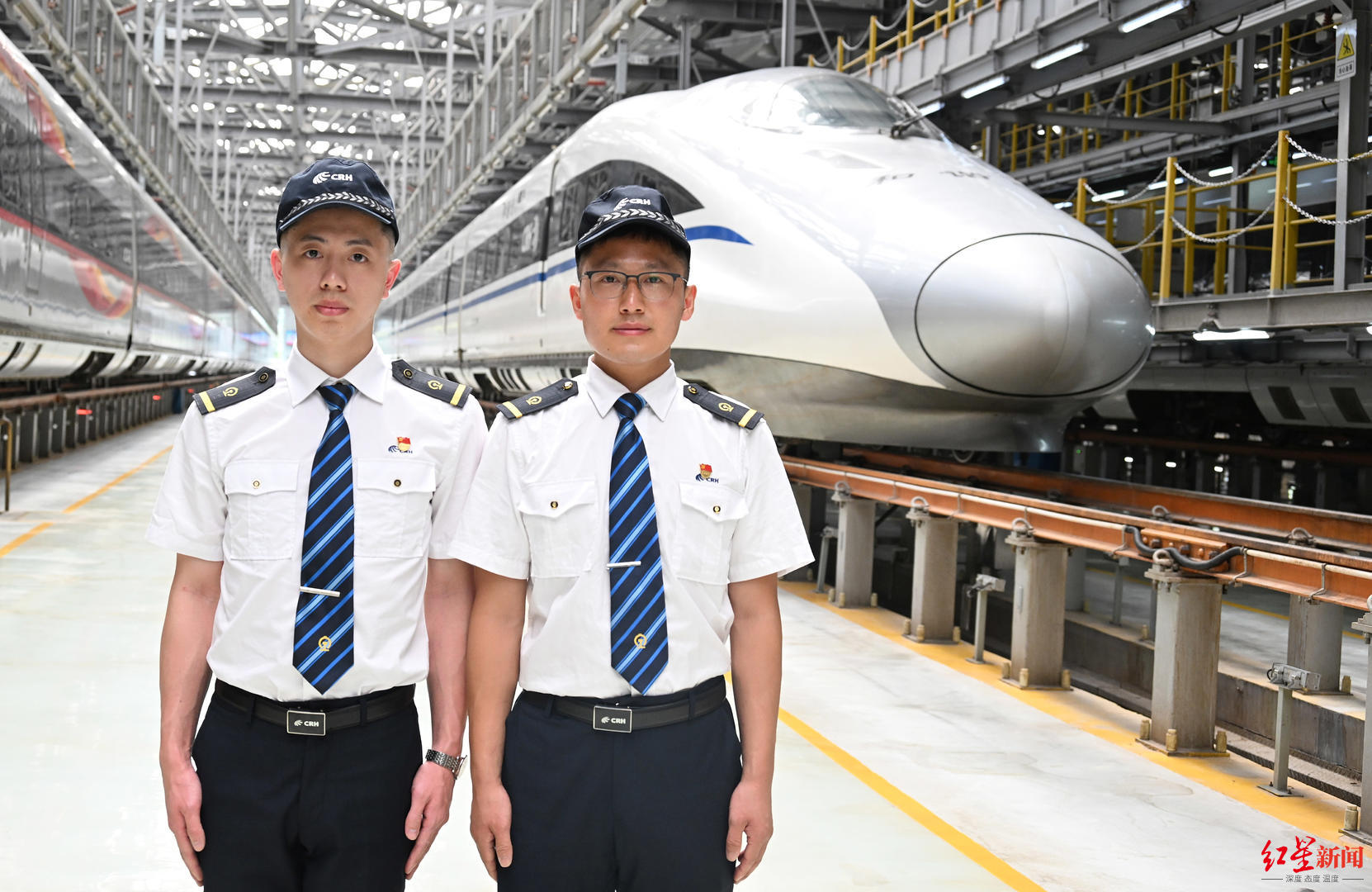 ▲执乘蓉港高铁首发任务的随车机械师吴型锦（左）和朱自位