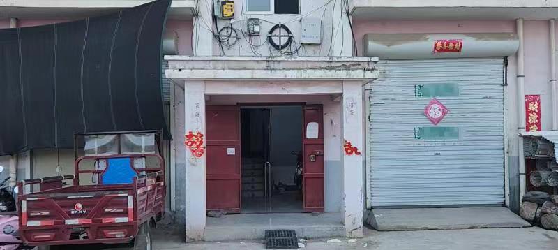 ↑晋杰商贸系一栋连排的临街商户楼