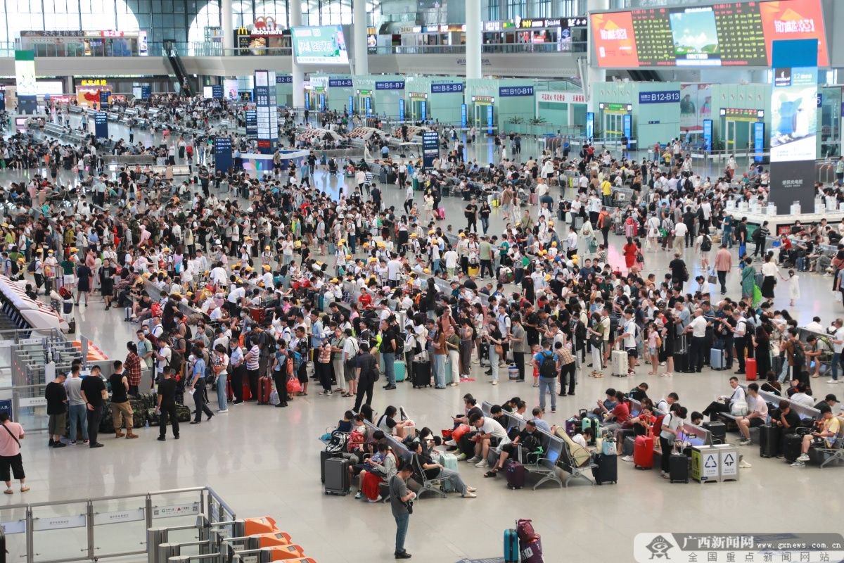 南宁东站候车大厅.通讯员 于莉 摄
