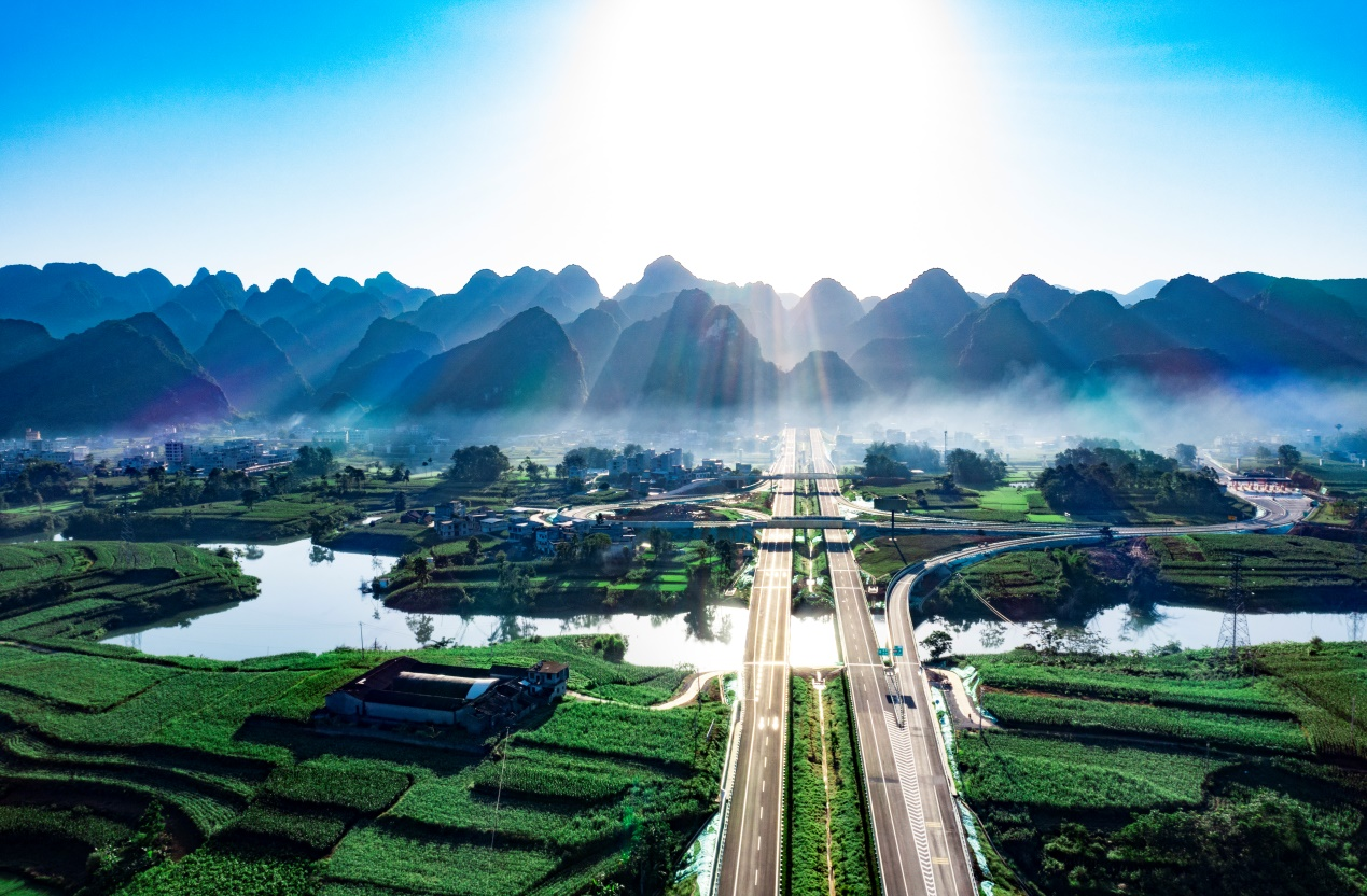 图为贺巴高速.广西北部湾投资集团有限公司供图