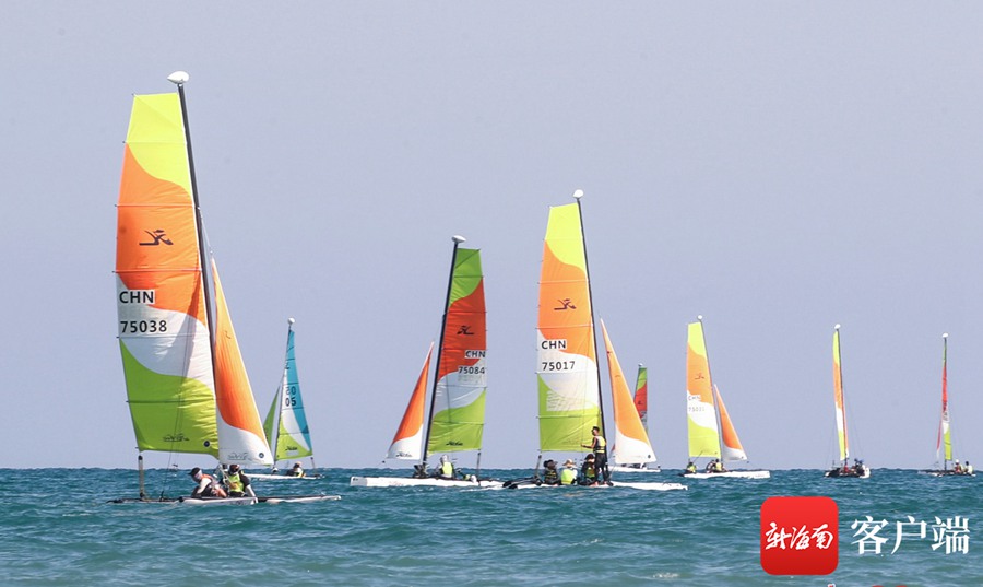 7月1日,2023中国家庭帆船赛三亚站在三亚湾开赛.记者沙晓峰 摄