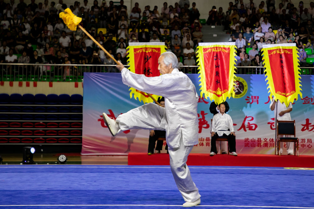 大会在武山县体育馆举行,当地老,中,青三代武术名师和弟子齐聚一堂