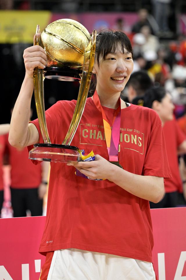 中国女篮冠军到手,核心球员韩旭荣膺亚洲杯mvp. 图/新华社